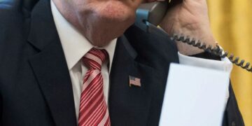 Primer plano de Donald Trump en la Oficina Oval.