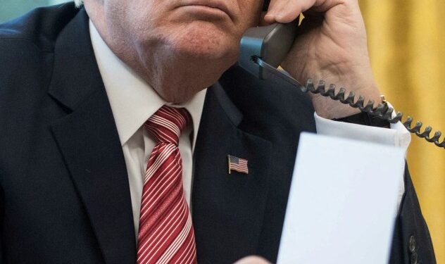 Primer plano de Donald Trump en la Oficina Oval.