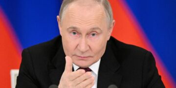 Vladimir Putin hablando en una conferencia de prensa.