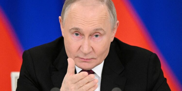 Vladimir Putin hablando en una conferencia de prensa.