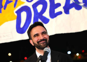 El candidato a la alcaldía de Nueva York, el representante estatal Zohran Mamdani habla con los partidarios durante una reunión nocturna de elecciones en The Greats of Craft Lic el 24 de junio de 2025, en el vecindario de Long Island City of the Queens Borough en la ciudad de Nueva York.