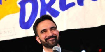 El candidato a la alcaldía de Nueva York, el representante estatal Zohran Mamdani habla con los partidarios durante una reunión nocturna de elecciones en The Greats of Craft Lic el 24 de junio de 2025, en el vecindario de Long Island City of the Queens Borough en la ciudad de Nueva York.