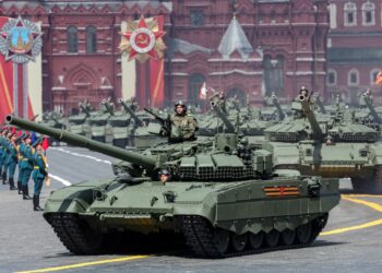 T-90 rusos T-90 en un desfile militar en la Plaza Roja.