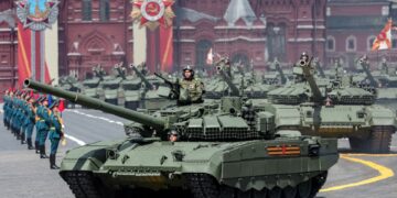 T-90 rusos T-90 en un desfile militar en la Plaza Roja.
