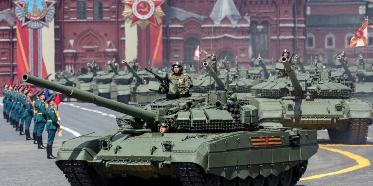 T-90 rusos T-90 en un desfile militar en la Plaza Roja.