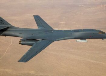 B-1B Lancer Bomber sobre la base de la Fuerza Aérea Edwards.