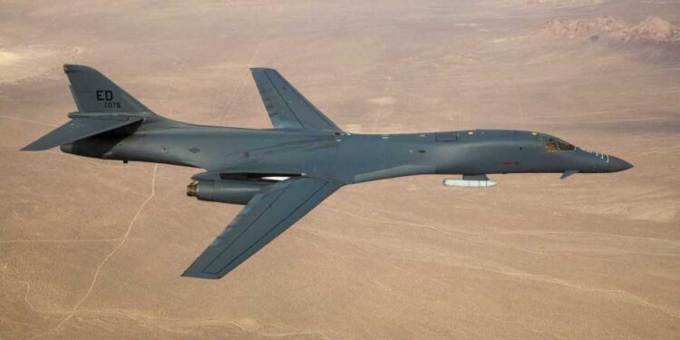 B-1B Lancer Bomber sobre la base de la Fuerza Aérea Edwards.
