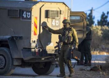 Por segundo día consecutivo, las fuerzas israelíes asaltan la aldea de Al Aqaba en la ciudad de Tubas de Cisjordania y arrestan a varios residentes el 20 de junio de 2025. Desde el 7 de octubre de 2023, las redadas israelíes en las ciudades y campos de refugiados se han intensificado, causando el desplazamiento de tensores de milestinos.