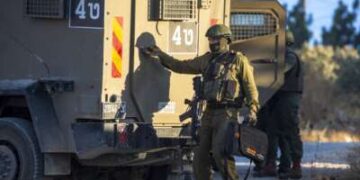 Por segundo día consecutivo, las fuerzas israelíes asaltan la aldea de Al Aqaba en la ciudad de Tubas de Cisjordania y arrestan a varios residentes el 20 de junio de 2025. Desde el 7 de octubre de 2023, las redadas israelíes en las ciudades y campos de refugiados se han intensificado, causando el desplazamiento de tensores de milestinos.