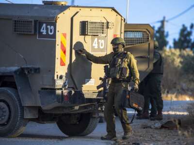 Por segundo día consecutivo, las fuerzas israelíes asaltan la aldea de Al Aqaba en la ciudad de Tubas de Cisjordania y arrestan a varios residentes el 20 de junio de 2025. Desde el 7 de octubre de 2023, las redadas israelíes en las ciudades y campos de refugiados se han intensificado, causando el desplazamiento de tensores de milestinos.