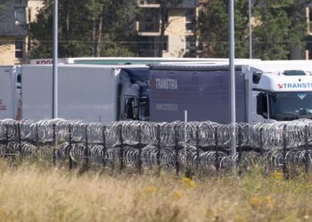 Camiones detrás del alambre de afeitar.