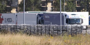 Camiones detrás del alambre de afeitar.