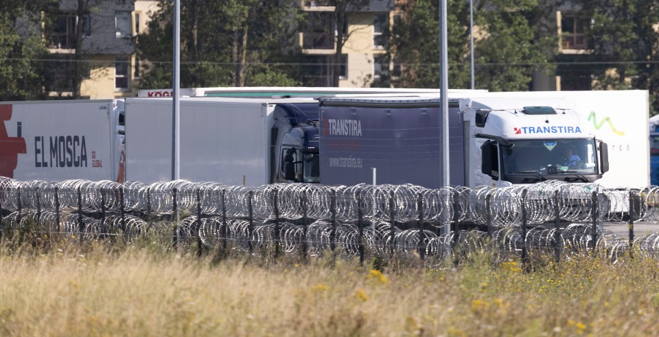 Camiones detrás del alambre de afeitar.