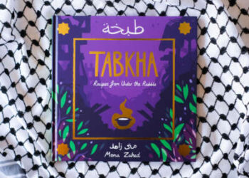 Tabkha, el libro de cocina de Mona Zahed, fue publicado por Slingshot Books en nombre de los cafés para Gaza en febrero de 2025.