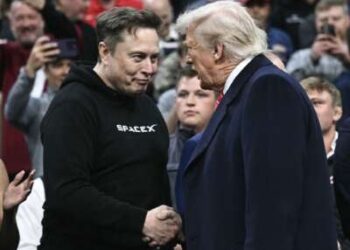 Tesla y el CEO de SpaceX, Elon Musk, y el presidente de los Estados Unidos, Donald Trump, se dan la mano mientras asisten a la competencia de lucha libre de la NCAA masculina en el Wells Fargo Center en Filadelfia, Pensilvania, el 22 de marzo de 2025.