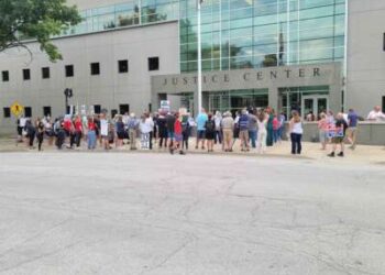 Los manifestantes celebran una manifestación fuera de la prisión corecívica en Leavenworth, Kansas, el 6 de agosto de 2025. Mientras tanto, un juez considera si la compañía necesita un permiso de uso especial para abrir.