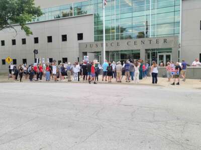 Los manifestantes celebran una manifestación fuera de la prisión corecívica en Leavenworth, Kansas, el 6 de agosto de 2025. Mientras tanto, un juez considera si la compañía necesita un permiso de uso especial para abrir.