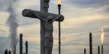 Una cruz en un cementerio se encuentra cerca de una planta de fabricación petroquímica el 21 de agosto de 2019, en Hahnville, Louisiana.