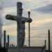 Una cruz en un cementerio se encuentra cerca de una planta de fabricación petroquímica el 21 de agosto de 2019, en Hahnville, Louisiana.