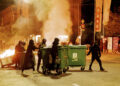 La gente lleva contenedores a la mitad de la calle y los incendia para crear barricadas en Lausana, Suiza
