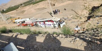 Escena del accidente de autobús con trabajadores de rescate.