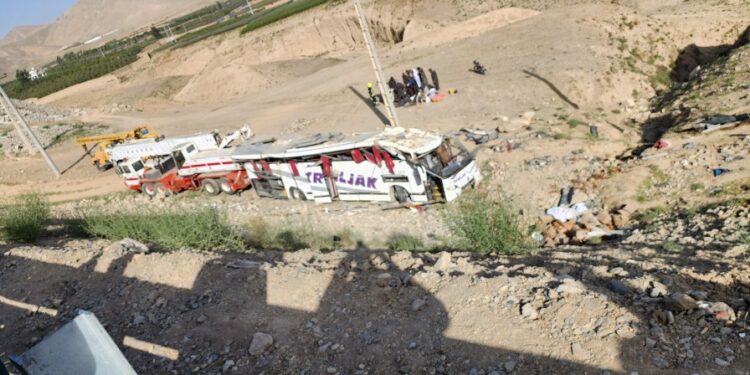Escena del accidente de autobús con trabajadores de rescate.