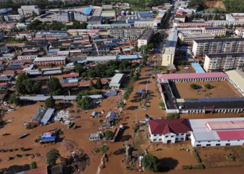 Vista aérea de un pueblo en Beijing, China, inundada después de fuertes lluvias.