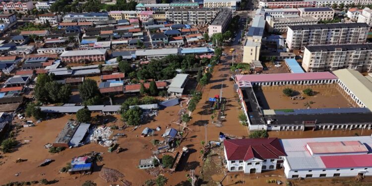 Vista aérea de un pueblo en Beijing, China, inundada después de fuertes lluvias.
