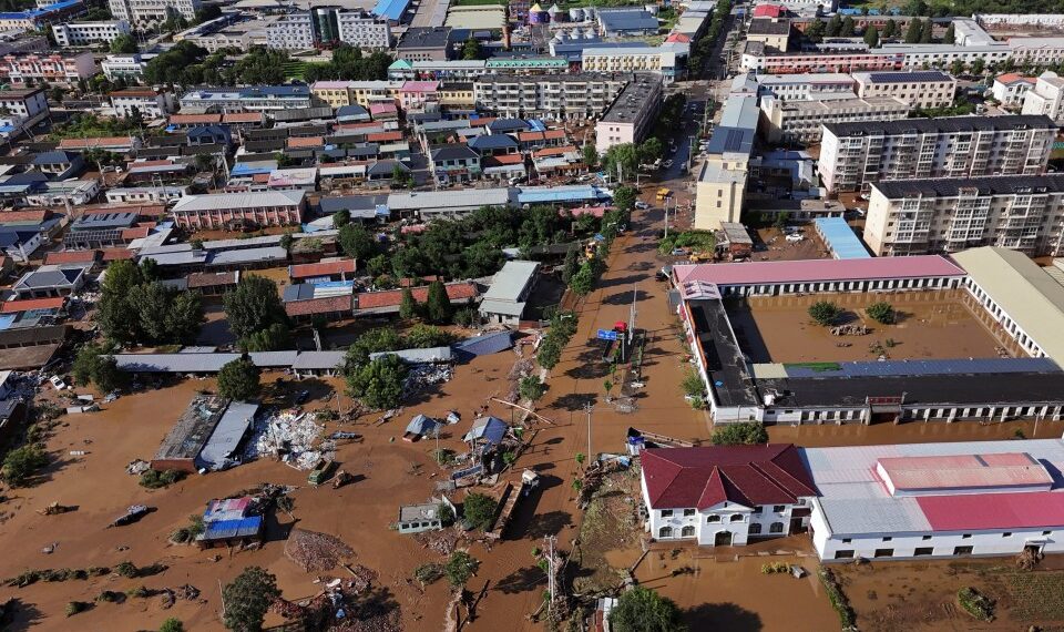Vista aérea de un pueblo en Beijing, China, inundada después de fuertes lluvias.