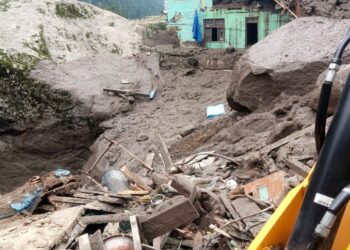 Edificio dañado por inundaciones repentinas en un pueblo montañoso.
