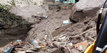 Edificio dañado por inundaciones repentinas en un pueblo montañoso.
