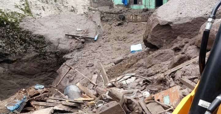 Edificio dañado por inundaciones repentinas en un pueblo montañoso.