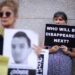 Una mujer tiene un letrero que lee "¿Quién desaparecerá a continuación?" A medida que los manifestantes se reúnen fuera de la misión permanente de El Salvador ante las Naciones Unidas en Nueva York para leer los nombres de los detenidos en Cecot, la prisión de máxima seguridad de El Salvador, el 5 de junio de 2025.