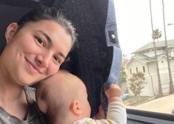 Mujer sosteniendo un bebé.