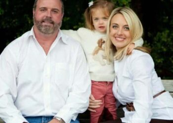 Foto de familia de Asher Watkins, su ex esposa Courtney y su hija Savannah.