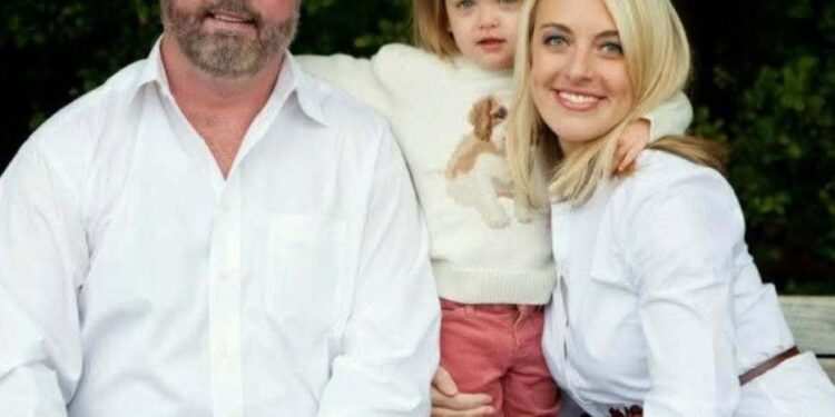 Foto de familia de Asher Watkins, su ex esposa Courtney y su hija Savannah.