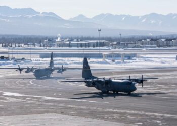 Dos aviones C-130 Hércules de la Fuerza Aérea de los Estados Unidos en un asfalto nevado.