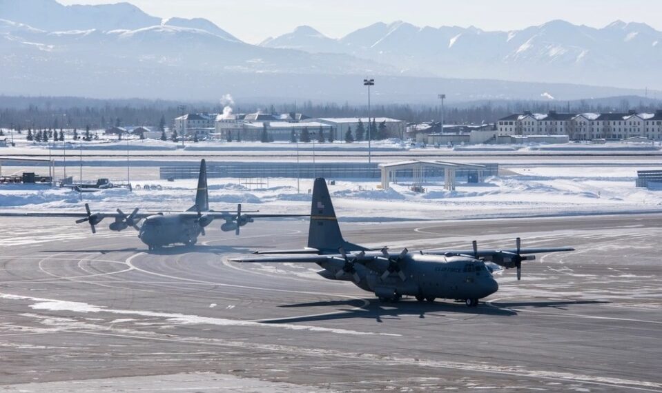 Dos aviones C-130 Hércules de la Fuerza Aérea de los Estados Unidos en un asfalto nevado.