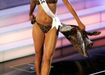 Alexandra Rosenfeld, Miss Francia, en la pasarela de Miss Universo 2006.