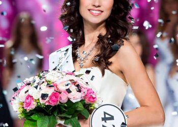 La finalista de Miss Russia 2017, Ksenia Alexandrova, sostiene un ramo.