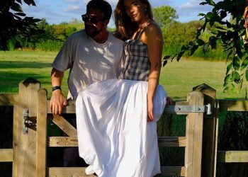 Becky Hill compra una casa y casas de ensueño para la familia