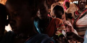 Eklas Omar Kafi, de 24 años, tiene su brazo medido para un chequeo de desnutrición en el Centro Médico en el campamento de Tiamushro para personas desplazadas internamente en Kadugli, estado del sur de Kordofan, el 17 de junio de 2024.