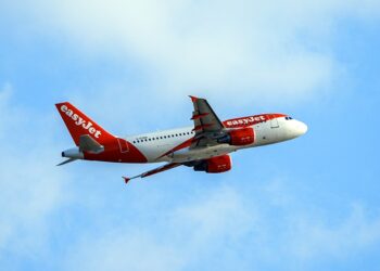 EasyJet Plane despegando.