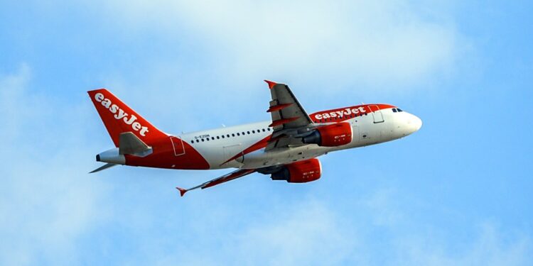EasyJet Plane despegando.