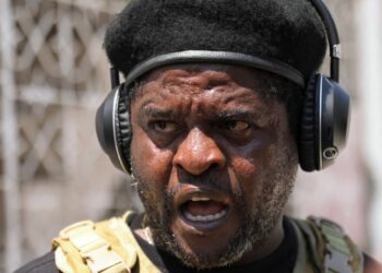 Palanqueta "Parilla" Cherizier, líder de una alianza de grupo armado, hablando con los medios de comunicación.