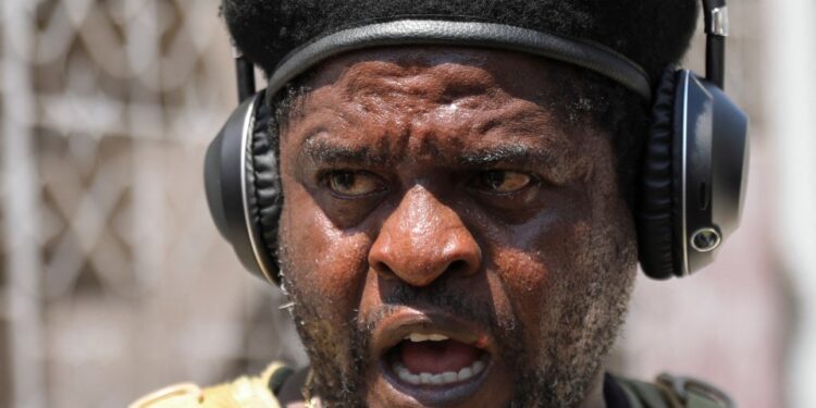 Palanqueta "Parilla" Cherizier, líder de una alianza de grupo armado, hablando con los medios de comunicación.