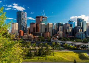 Skyline de Calgary con un puente y un río.