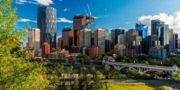 Skyline de Calgary con un puente y un río.