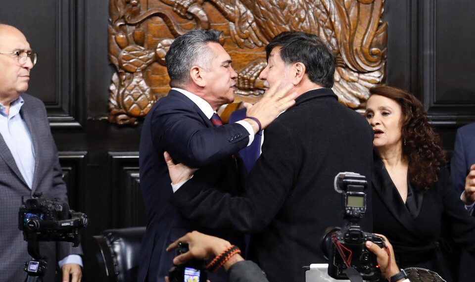 Los senadores mexicanos Alejandro Moreno y Gerardo Fernández Norona se vuelven jodrizos.