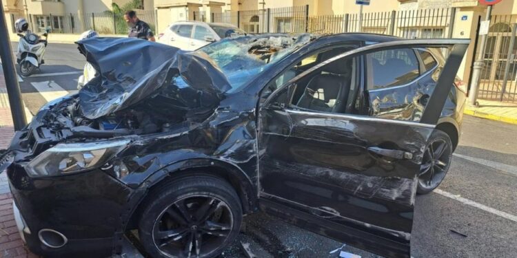 SUV negro severamente dañado después de un accidente automovilístico.